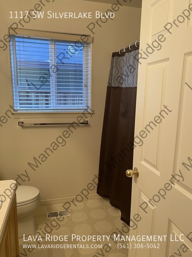 Building Photo - 1117 SW Silver Lake Blvd