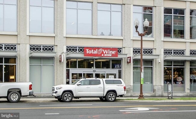 Building Photo - 734 N Vermont St