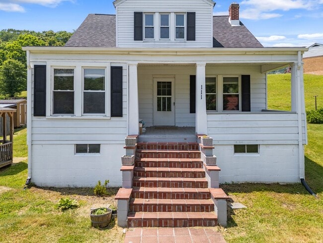 Building Photo - 4 bedroom home in Rich Creek!