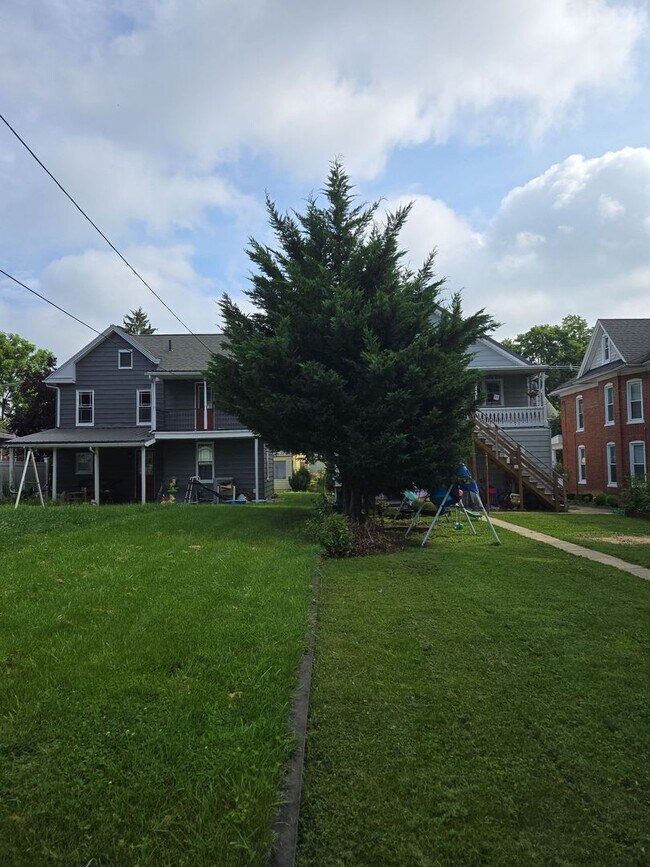 Building Photo - 552 E King St