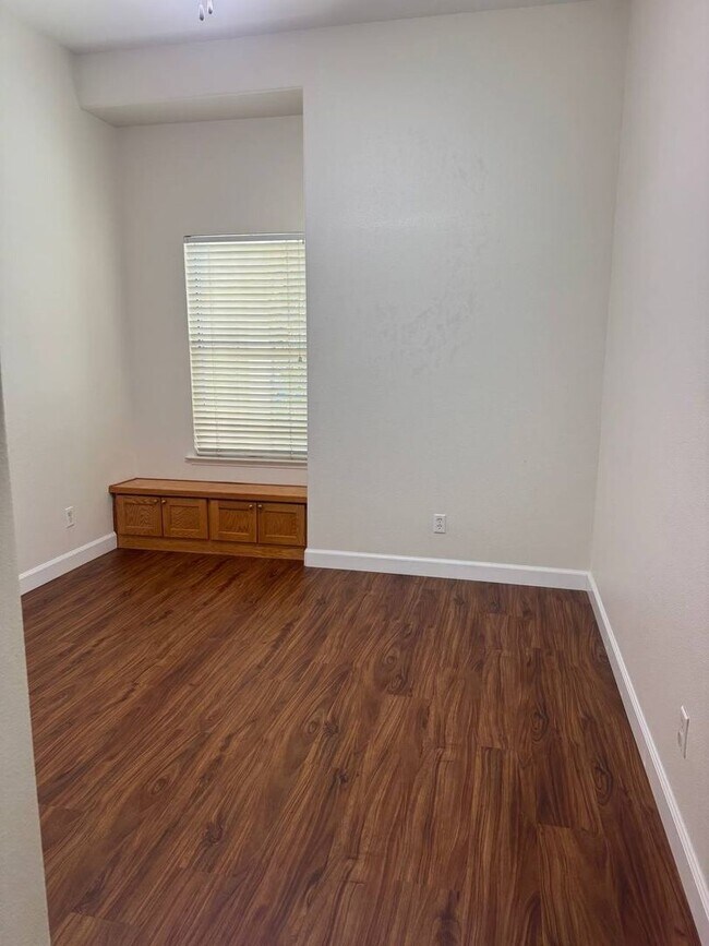 Building Photo - 10374 N Sierra Vista Ave