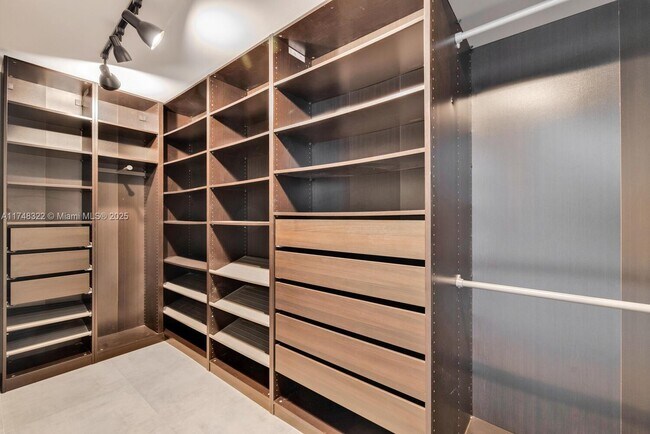 Building Photo - 7751 NE Bayshore Ct
