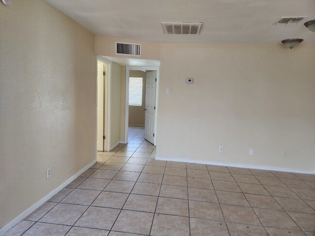 Building Photo - Charming 2BR/1BA Apartment - Convenient Lo...