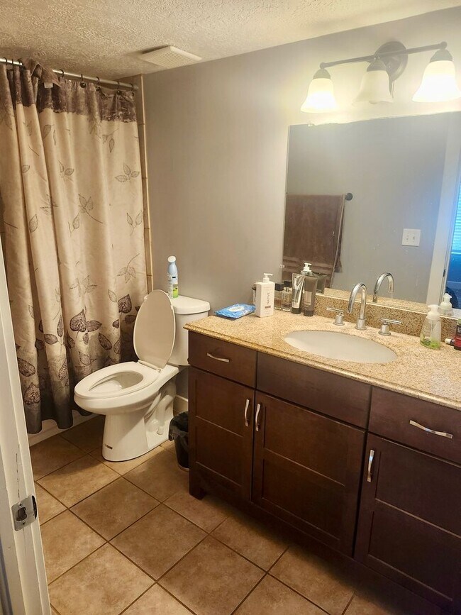 Building Photo - 4 Bed/2 Bathroom house in Farr West