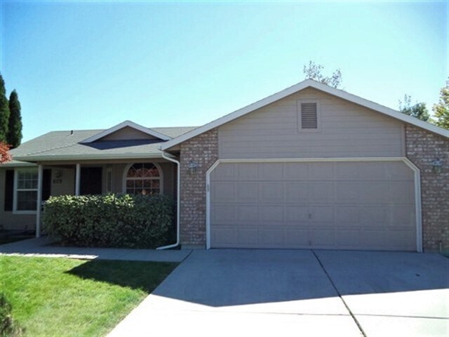 Primary Photo - 609 Oxford Way