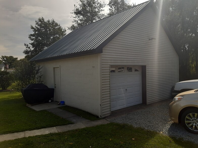 single car garage - 254 Buckeye Rd
