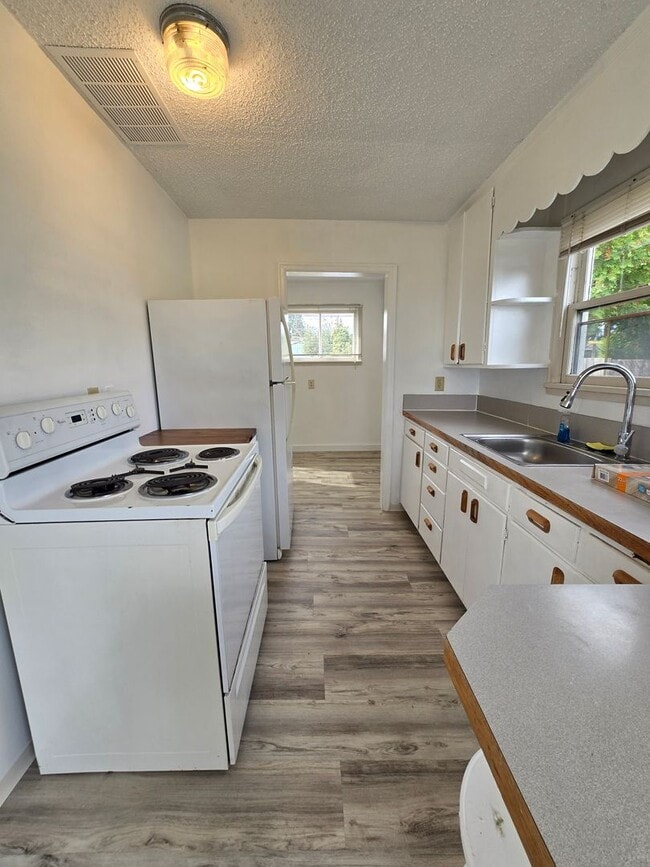 Building Photo - 1818 W 5th St