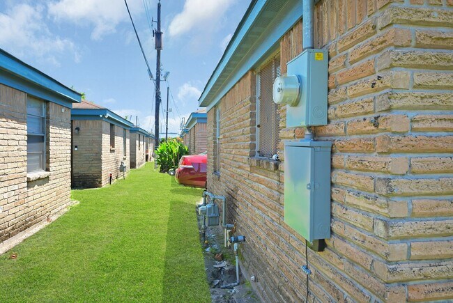 Building Photo - 5708 Pickfair St