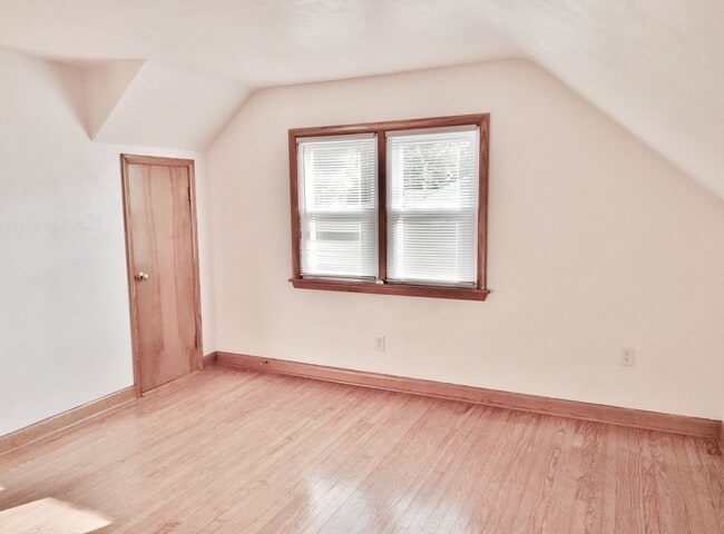 Building Photo - 4 Bed / 2 Bath Single Family Home