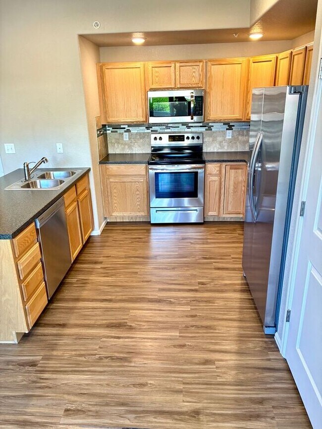 Building Photo - ***2 WEEKS FREE***West Greeley Spacious Townhome With New Carpet!