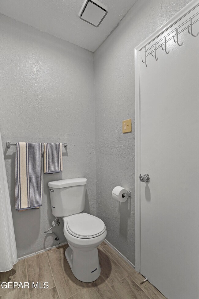 Building Photo - 6201 Escondido Dr