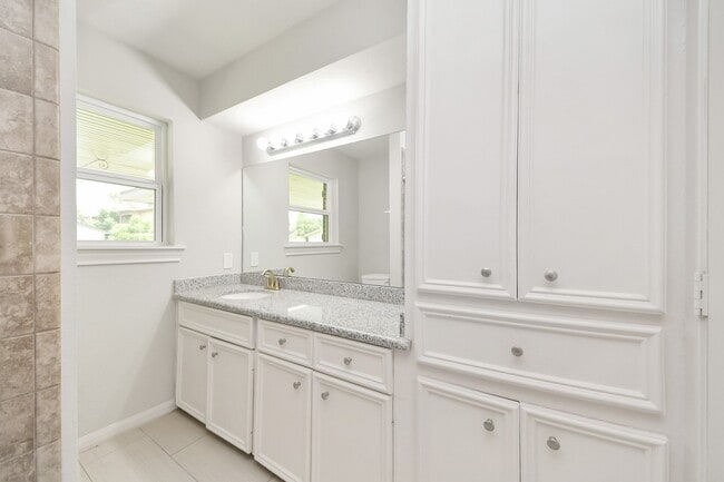 Building Photo - 8102 Bob White Dr