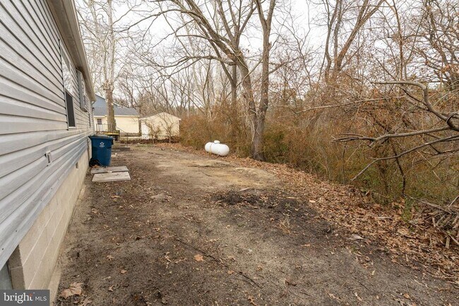 Building Photo - 1205 W 6th St