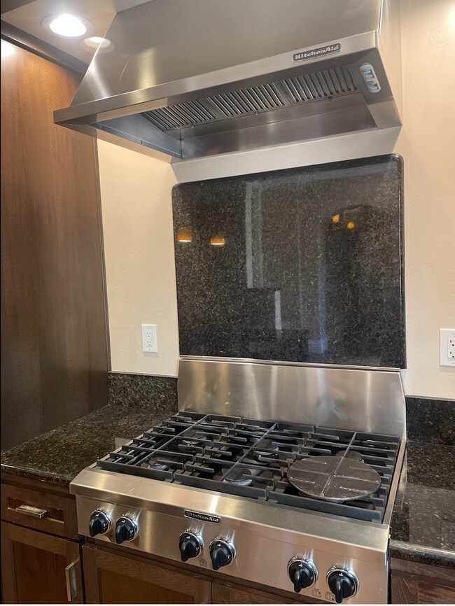 Building Photo - Call for your Private Showing! - Rent Ready September 1st