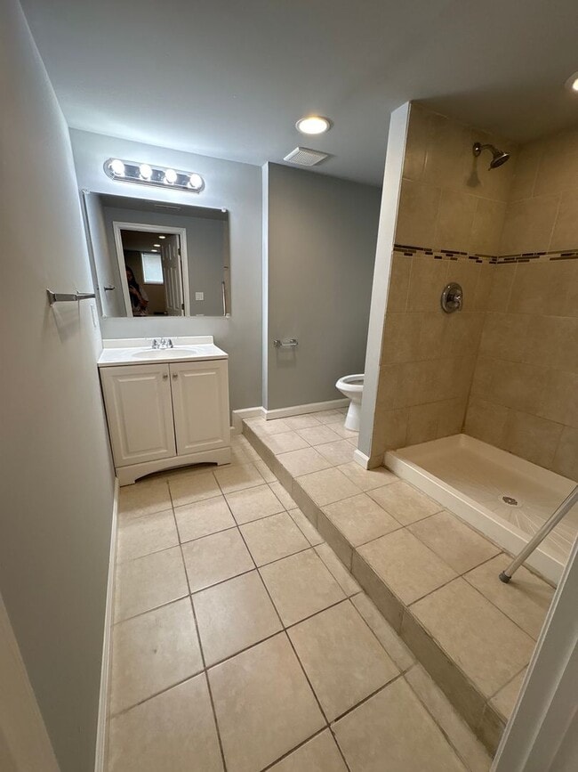 Building Photo - ** 3 BEDROOM TOWNHOME **