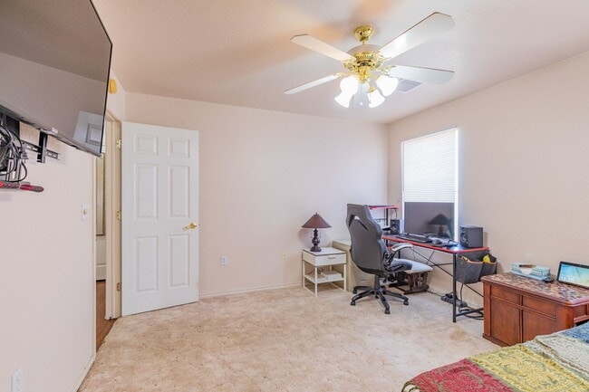 Building Photo - Conveniently located 3 Bedroom, 2 bath