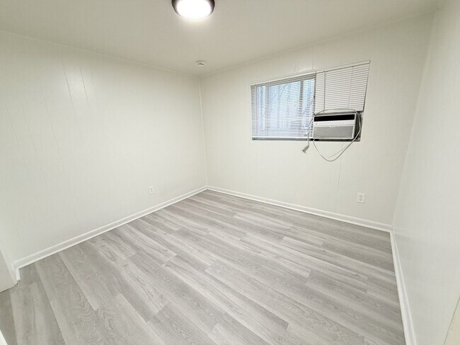 Building Photo - Charming 1 Bedroom 1 Bathroom Apartment *M...