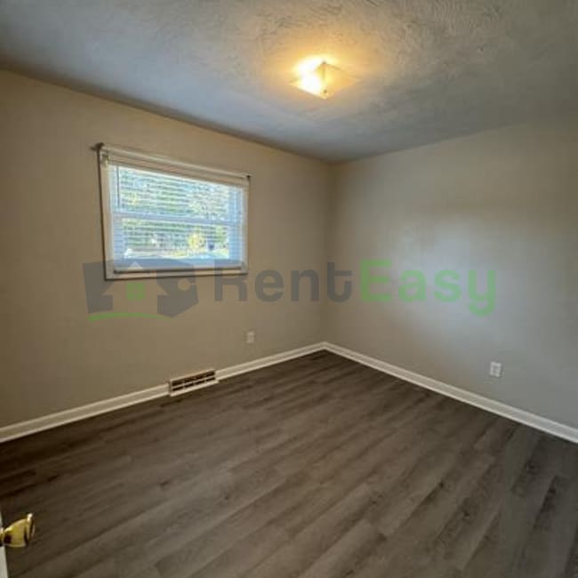 Building Photo - 300 Oakwood Ave