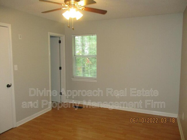 Building Photo - 830 Jamestown Manor Park