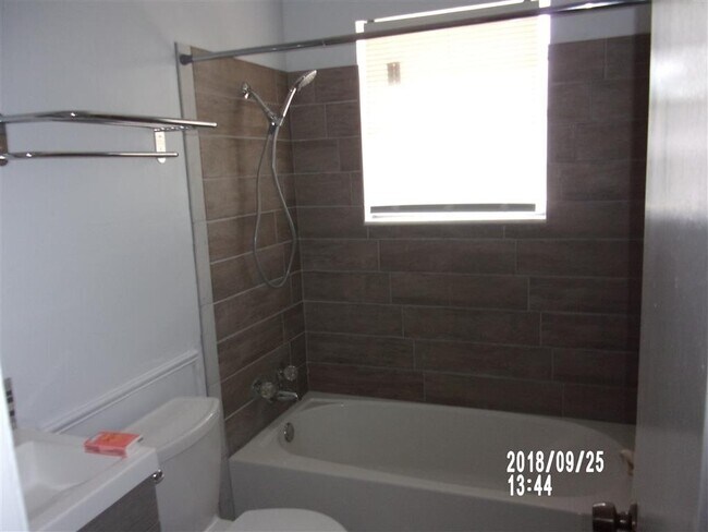 Building Photo - 605 SW 45th St