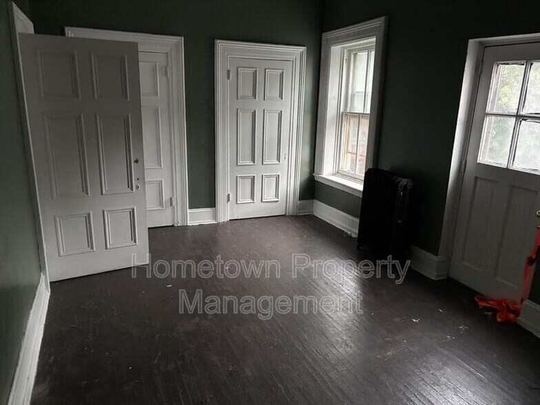 Building Photo - 319 E Sunbury St