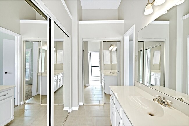 Building Photo - Lovely and Well maintained 2 bedroom & 2.5...