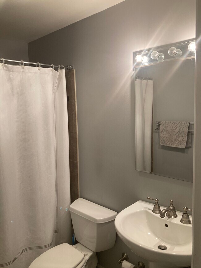 2nd full bathroom - 2901 Lenox Rd NE