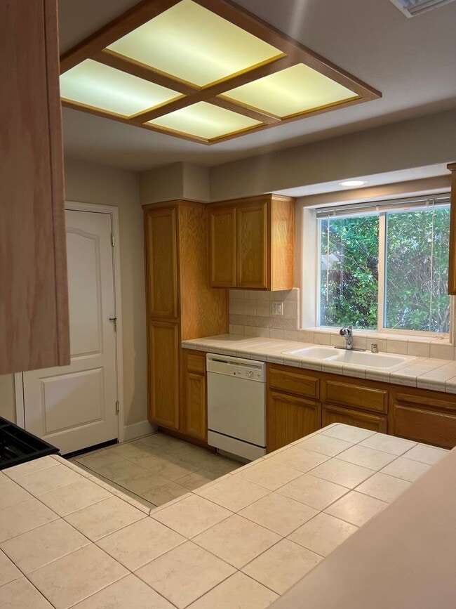 Building Photo - Edgewood