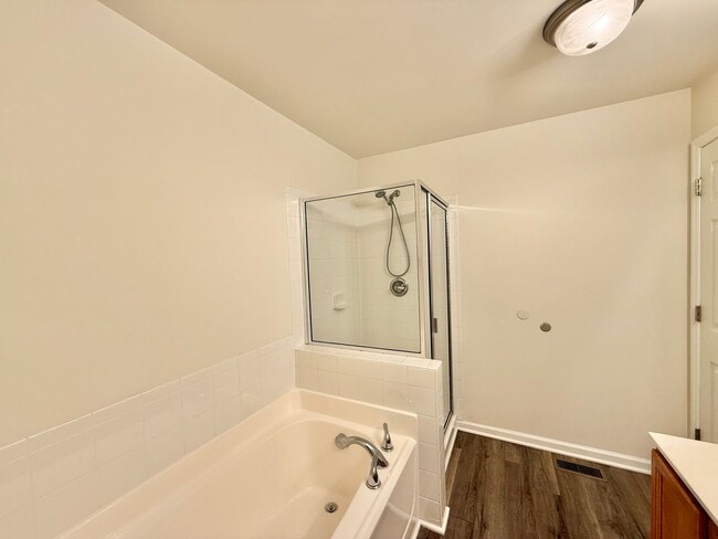 Building Photo - **OFFERING RENT PROMOTION FOR FIRST 6 MONTHS, REFUNDABLE APPLICATION FEES & $100 MOVE IN PROMOTIO...