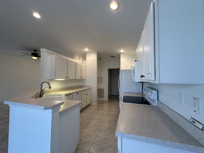 Building Photo - Fairway Village 3-bed, 2 bath