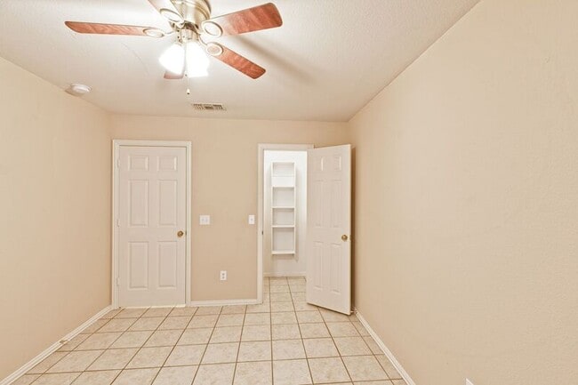 Building Photo - 933 Farmington Rd