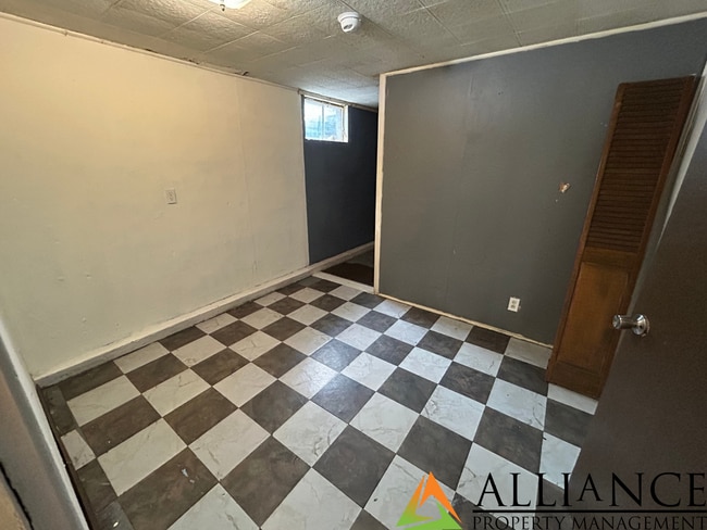 Building Photo - $300 OFF 1st MONTH'S RENT! Recently Updated!
