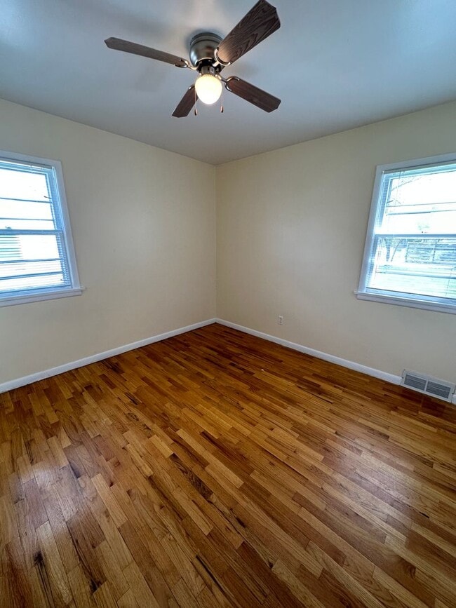 Building Photo - 2 Bedroom House on West End with Oversized Single Car Garage and Covered Back Patio