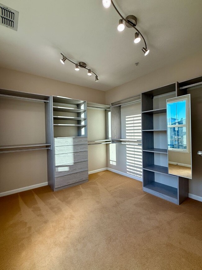 Building Photo - Gorgeous 3 bedroom, 2 and a half bathroom townhome in Hamilton Field for rent!