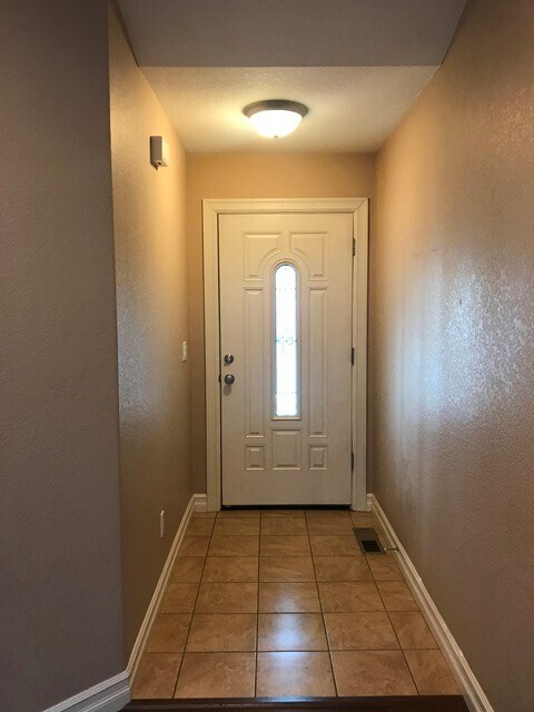 Building Photo - 3Bd/2Ba Single Story House - Available to View!