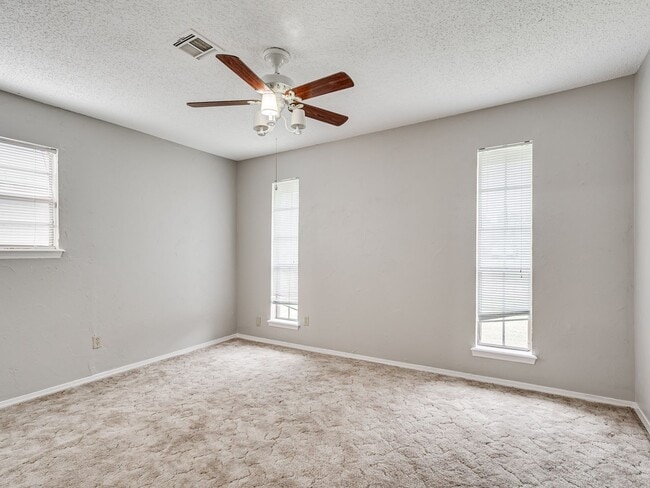 Building Photo - Cute home in Shawnee