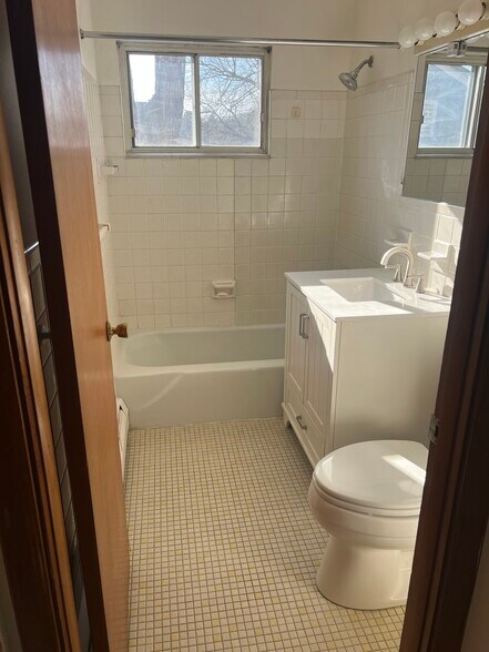 Building Photo - 181 Oakwood Ave