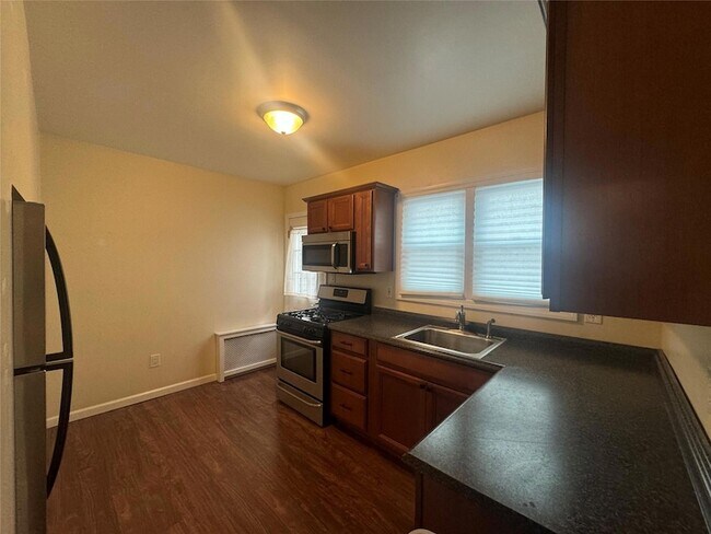 Primary Photo - 455 E Chester St