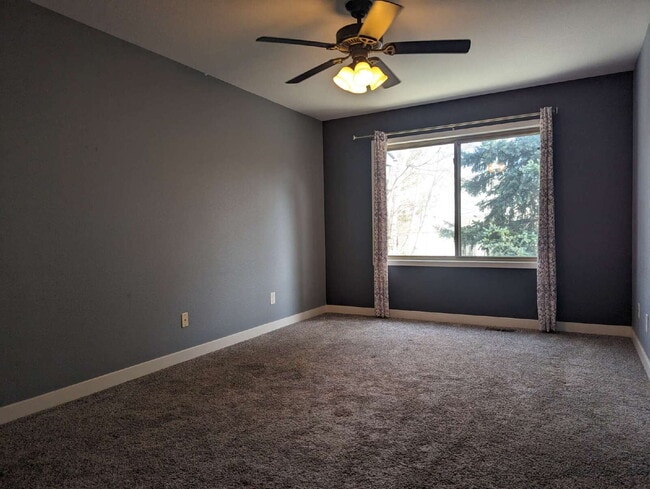 Building Photo - Desirable 3bdrm/3 bath in NW Longmont!