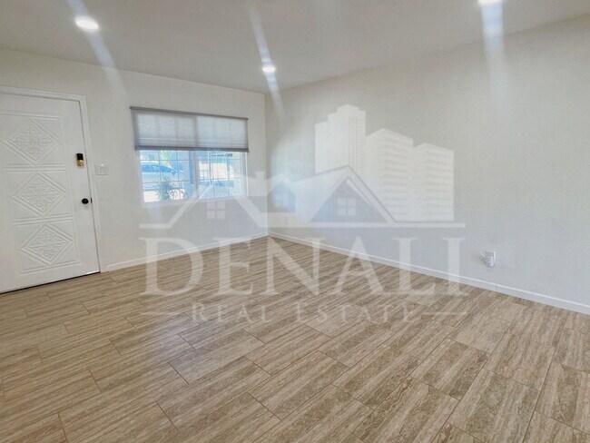 Building Photo - 2401 E Meadowbrook Ave
