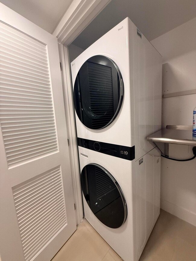 Building Photo - 111 SE 1st Ave