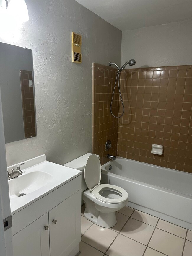 Building Photo - 1830 Sylvan Ct
