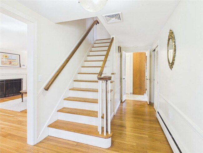 Building Photo - 449 Love Ln