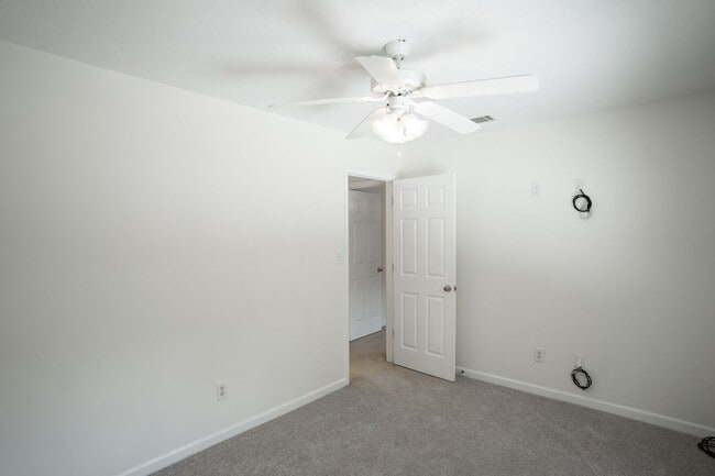 Building Photo - 537 Cedar Rock Dr
