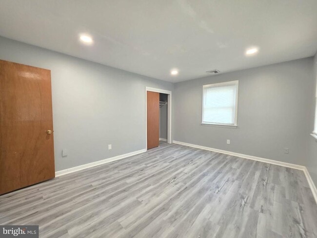 Building Photo - 8241 Robin Hood Dr