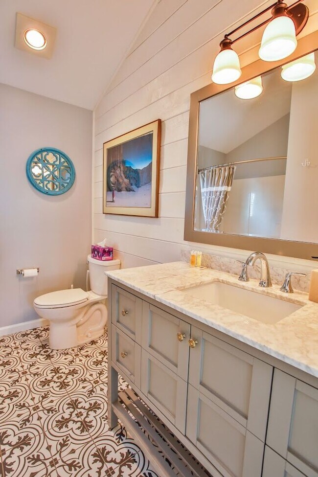 Building Photo - Gorgeous- Fully Furnished Home in Holmes Harbor, Pet Friendly and Landscape Included!