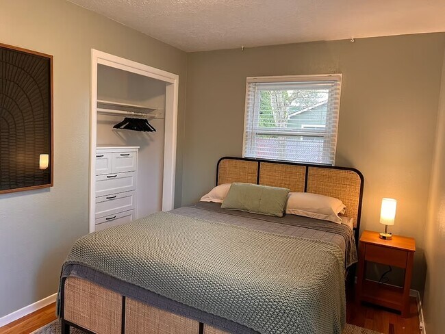 Building Photo - 9812 SE Reedway St