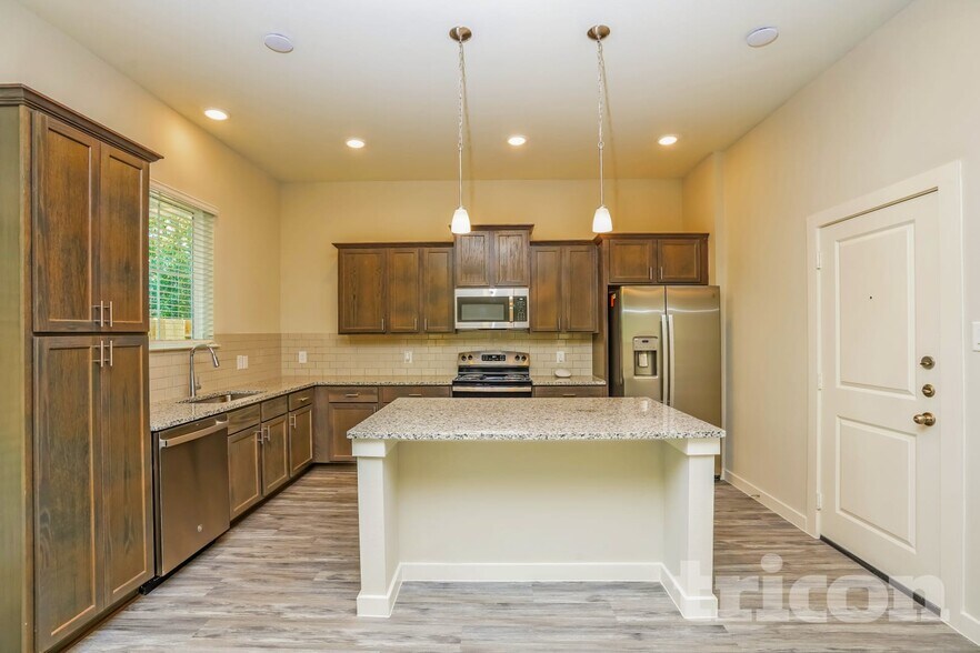 Building Photo - 9835 Willow Creek Commerce Dr