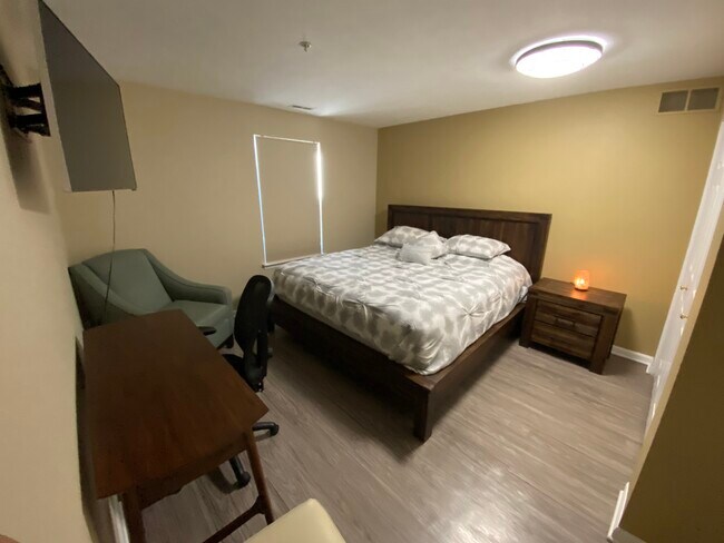 Building Photo - 1550 Oakfield Dr