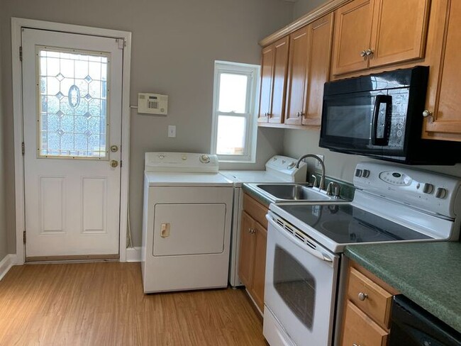 Building Photo - 523 Martin St